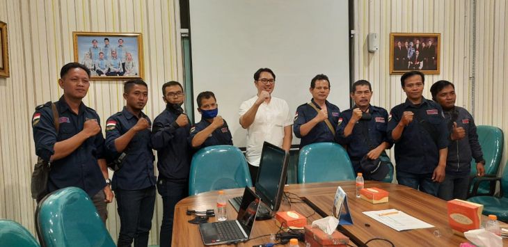 FOTO BERSAMA: BPJAMSOSTEK Bandung Soekarno Hatta berfoto bersama perwakilan Komunitas Pedagang Keliling (Kompak) usai kegiatan sosialisasi dan edukasi di Ruang Rapat BPJAMSOSTEK Bandung Soekarno Hatta, Jalan Soekarno Hatta, Kota Bandung.