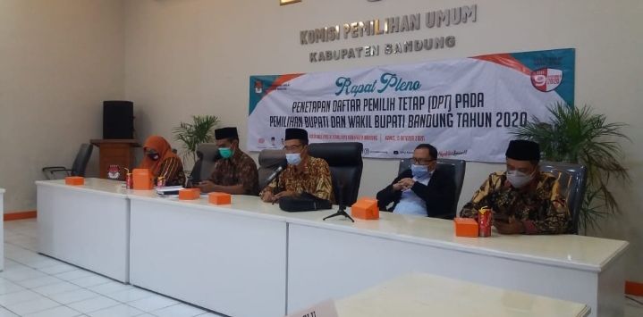 SUASANA : Suasana Rapat Pleno Penetapan Daftar Pemilih Tetap (DPT) untuk Pemilihan  Kepala Daerah (Pilkada) Kabupaten Bandung 2020.