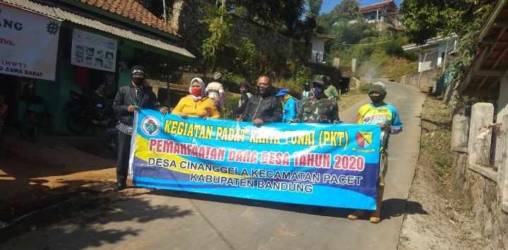 Pemberdayaan masyarakat saat pelaksanaan program padat kerja tunai di wilayah Desa Cinanggela.