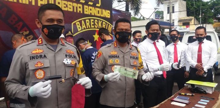 BUKTI : Kapolresta Bandung, Kombes Pol Hendra Kurniawan memperlihatkan bukti kejahatan curanmor saat ekspos di Mapolresta Bandung, Senin (26/10).