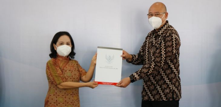 Hindarko Hasan selaku Executive Director Summarecon Bandung (kanan) dan dr. Cynthia Limandibrata selaku Ketua Perkumpulan Perhimpunan Santo Borromeus (kiri), melakukan penandatanganan nota kesepahamanan di Balerea, Plaza Summarecon Bandung, Kota Bandung, Rabu, (7/10/2020). 