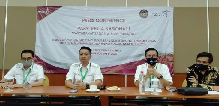 KONFERENSI PERS: Ketua Umum Dewan Pengurus Pusat (DPP) Masata, Panca R Sarungu (kedua dari kiri) saat konferensi pers, Jumat (27/11).