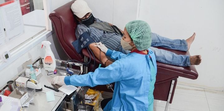 Petugas Palang Merah Indonesia (PMI) melakukan pengambilan darah pendonor di ruang pelayanan donor darah Unit Transfusi Darah (UTD) PMI Kabupaten Bandung di Komplek Kopo Permai 1 Blok 55A No.12 Kecamatan Margahayu Kabupaten Bandung, Jumat (6/12).