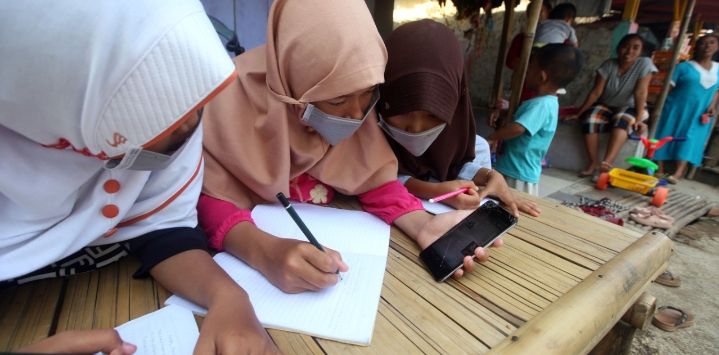 Anak-anak di Desa Kertamukti Blanakan, Subang, Jawa Barat sedang memanfaatkan layanan internet untuk menunjang Pembelajaran Jarak Jauh.