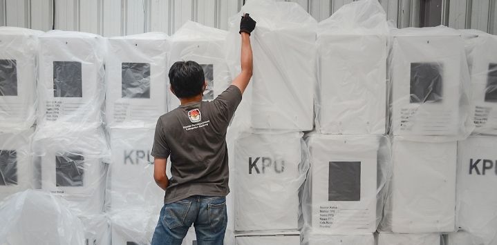 Petugas sedang merapihkan kotak suara untuk Pemilu 2024 di gudang Logistik KPU Kabupaten Bandung.