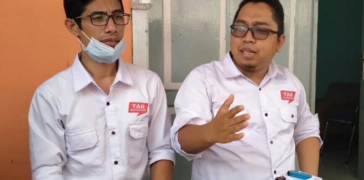 Ketua Tim Advokasi Bedas, Dadi Wardiman dan anggota Tim Advokasi Paslon Bedas, Firman Budiawan.