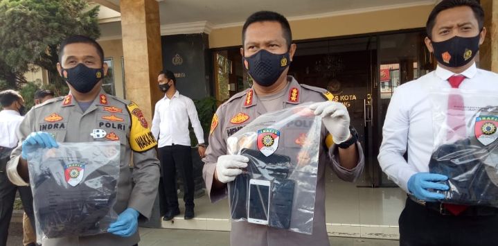 MEMPERLIHATKAN : Kapolresta Bandung, Kombes Pol Hendra Kurniawan memperlihatkan bukti tindak pencurian dengan kekerasan terhadap seorang perempuan dibawah umur saat ekspos di Mapolresta Bandung, Soreang, Senin (23/11).