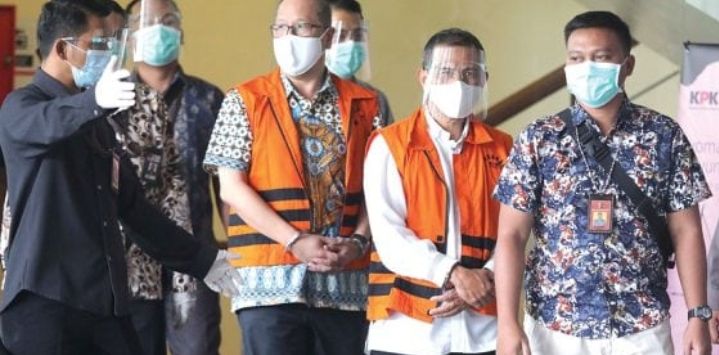 Wali Kota Cimahi Ajay M. Priatna akhirnya resmi menyusul dua pendahulunya, Itoc Tochija dan Atty Suharti, menjadi tersangka di Komisi Pemberantasan Korupsi (KPK). Ajay disangka menerima suap sebesar Rp 1,661 miliar dari Komisaris Rumah Sakit Umum Kasih Bunda (RSU KB) Cimahi Hutama Yonathan.