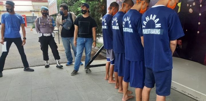 DIPERLIHATKAN : Para pelaku yang terlibat dalam tindak pidana pencurian hingga penipuan diperlihatkan saat ekpos di Mapolresta Bandung, Senin (30/11).