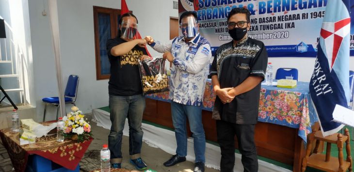 SIMBOLIS: Agung Budi Sanstoso anggota MPR/DPR RI Priode 2019-2024 bersama Partai DPC Demokrat Cimahi menerima cindramata dari perwakilan komunitas musik di kota Cimahi, Minggu (22/11). (foto: HABIBI/ RADAR BANDUNG)