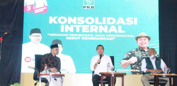 Ketua DPW PKB Jabar Syaiful Huda (tengah) dalam pertemuannya dengan tim pemenangan BEDAS (nomor urut 3), di Kabupaten Bandung, Sabtu (14/1/2020).