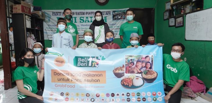 BERBAGI: Grab, aplikasi serba bisa terdepan di Asia Tenggara menghadirkan program “Yuk Berbagi” di 7 kota di Indonesia, termasuk Bandung. Melalui program ini, Grab telah berhasil mengajak ribuan pelanggan dan lebih dari 40 mitra merchant GrabFood untuk berdonasi lebih dari 1.000 paket makanan ke 9 panti asuhan di Bandung. (foto : Dok. Grab) 