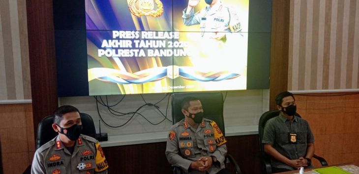 Kapolresta Bandung, Kombes Pol Hendra Kurniawan saat menyampaikan laporan akhir tahun atas kinerja selama tahun 2020 di Mapolresta Bandung, Soreang, Rabu (30/12).