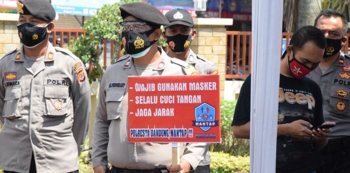 MENGIKUTI : Sejumlah personil kepolisian mengikuti kegiatan simulasi pengamanan TPS di Mapolresta Bandung.