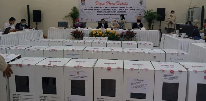 RAPAT PLENO : Suasana rapat pleno terbuka penghitungan perolehan suara pemilihan Bupati/Wakil Bupati Bandung tahun 2020 di Bale Pinter Kantor KPU Kabupaten Bandung.