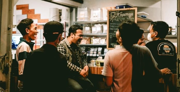 MENIKMATI : Sejumlah pengunjung tengah menikmati menu yang disediakan di Kopi Mage, Soreang.