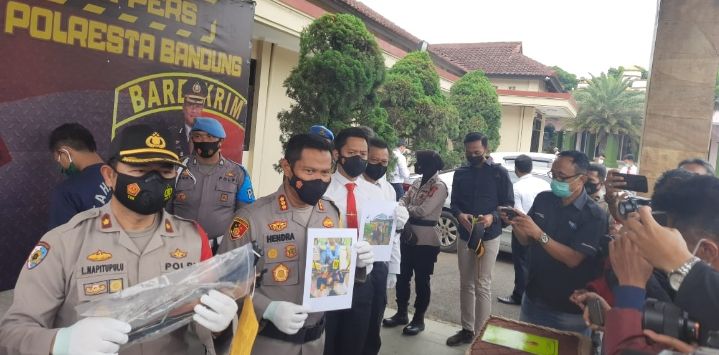 MEMPERLIHATKAN : Kapolresta Bandung, Kombes Pol Hendra Kurniawan memperlihatkan bukti pembunuhan terhadap seorang kusir delman saat ekspos di Mapolresta Bandung, Soreang, Senin (21/12).