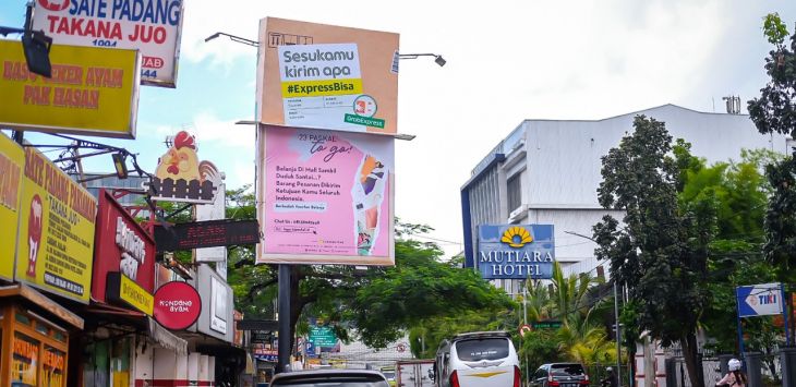 GrabExpress melalui #ExpressBisa mendukung sejumlah UMKM lokal dengan memberikan media promosi unik billboard di lokasi strategis pada setiap daerah. (Dok. Grab Indonesia)