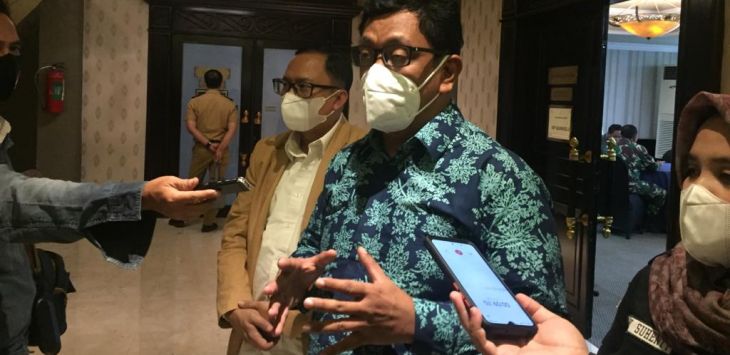 Ketua Badan Pengawas Pemilu (Bawaslu) Jawa Barat, Abdullah Dahlan saat menjawab pertanyaan wartawan usai acara Bawaslu Jabar Forum di Hotel Papandayan, Jalan Gatot Subroto, Kota Bandung, Senin (28/12/2020)