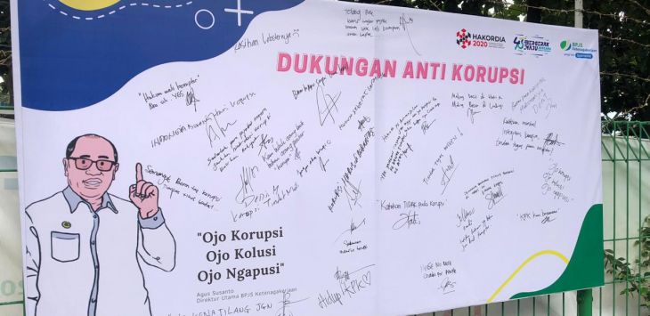 MEMPERINGATI: Memperingati Hari Antikorupsi Sedunia, BPJAMSOSTEK Bandung Soekarno Hatta menyediakan dinding dukungan antikorupsi yang ditempelkan di luar gedung kantor.