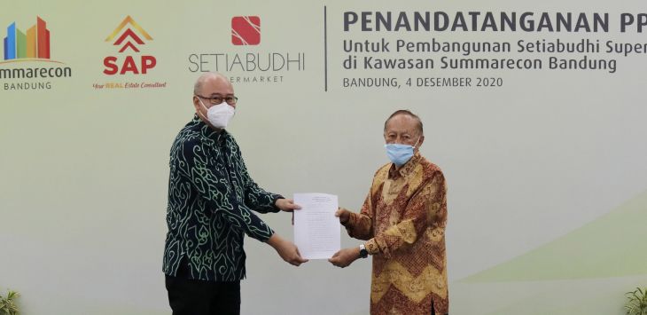 Hindarko Hasan (kiri) selaku Executive Director Summarecon Bandung dan Atjen Tanuwidjaja selaku pemilik Setiabudhi Supermarket melakukan penandatanganan perjanjian pokok dan PPJB di Balerea, Plaza Summarecon Bandung, Kota Bandung, Jumat, (4/12/2020).