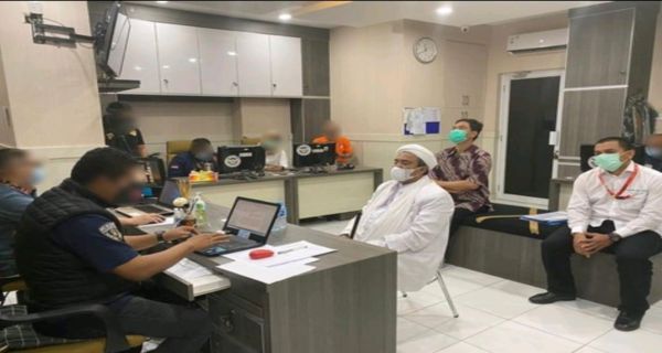 Imam Besar FPI Habib Rizieq saat diperiksa oleh penyidik Polda Metro Jaya.