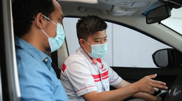 Konsumen mendapat penjelasan tentang fasilitas Wuling. Wuling bekerjasama dengan Wuling Finance, kembali mengadakan kegiatan Operasi Tukar Wuling di dealer Wuling Arista Cimahi.
