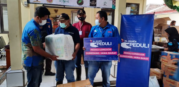 Territory Sales Sumedang XL Axiata, Aditya Wicaksono menyerahkan bantuan secara langsung kepada para korban bencana longsor Sumedang di Posko Korban Bencana Banjir dan Longsor yang terletak di Desa Cihanjuang, Kecamatan Cimanggung, Kabupaten Sumedang, Jumat (15/01)