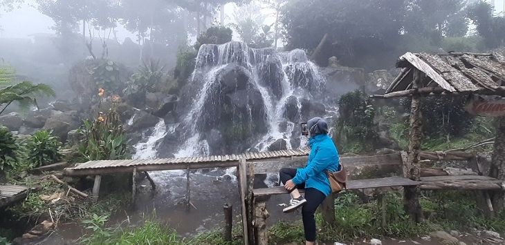 WISATA: Wisatawan tengah mengambil foto di salah satu spot di objek wisata Curug Tilu di Desa Patengan Kecamatan Rancabali Kabupaten Bandung. (Fikriya Zulfah/Radar Bandung)