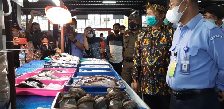 Bupati Bandung, Dadang M Naser saat meninjau Pasar Ikan Modern di Soreang, Kamis (14/1).