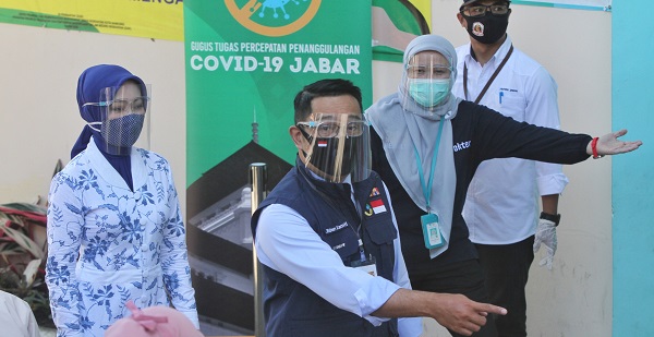 Gubernur Jabar Ridwan Kamil saat tiba di Puskesmas Garuda, Kota Bandung untuk menjalani rangkaian awal Uji Klinis Vaksin Covid-19, Selasa (25/8). FOTO: TAOFIK ACHMAD HIDAYAT/RADAR BANDUNG