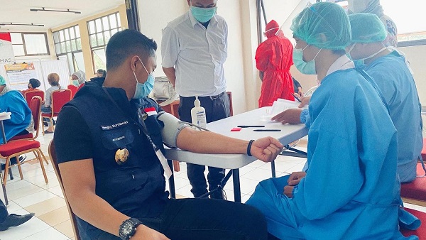 Hengky Kurniawan saat menjalani pemeriksaan kesehatan sebelum melakukan penyuntikan dalam vaksin uji coba vaksin Covid-19 di Puskesmas Garuda, Kota Bandung