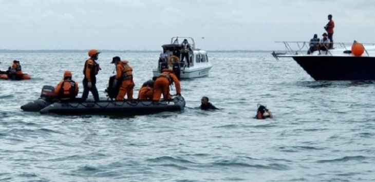 Sejumlah kapal berpatroli melakukan pencarian pesawat Sriwijaya Air SJ 182 yang hilang kontak di perairan Kepulauan Seribu, Jakarta, Minggu (10/1/2021). Pesawat Sriwijaya Air SJ 182 yang hilang kontak pada Sabtu (9/1) sekitar pukul 14.40 WIB di ketinggian 10 ribu kaki tersebut membawa enam awak dan 56 penumpang. (Dery Ridwansah/ JawaPos.com)