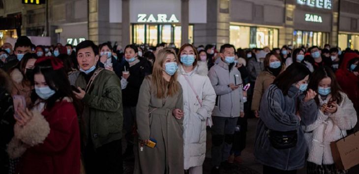 Warga Wuhan kini bebas berkumpul, namun tetap disiplin mengenakan masker (AFP)