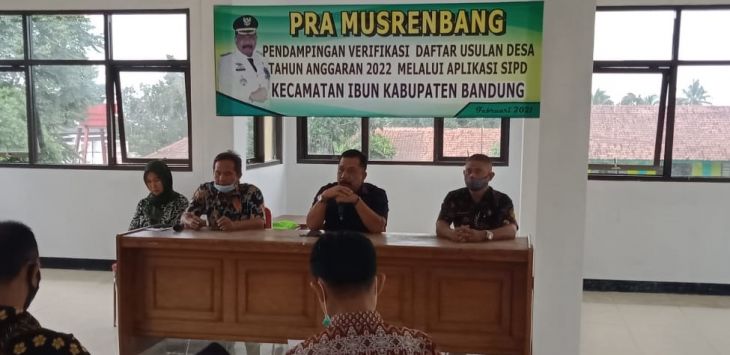 RAPAT : Rapat Pra Musrenbang Kecamatan Ibun Kab Bandung, Kamis (4/2/2021).( foto : DEDEN KUSDINAR/RADAR BANDUNG )