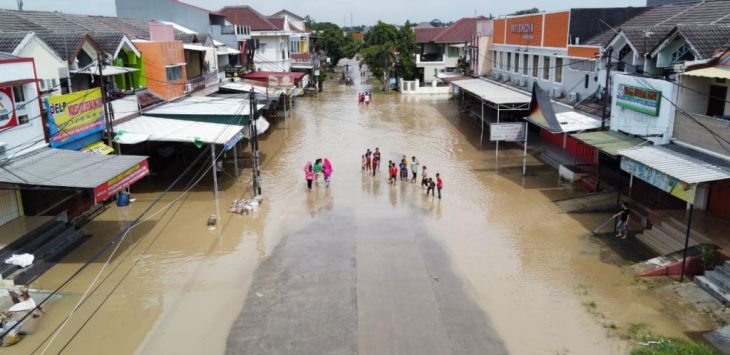 ILUSTRASI: Aktivitas warga ditengah genanagna air banjir di Gunung Putri, Kabupaten Bogor.(foto : IST)