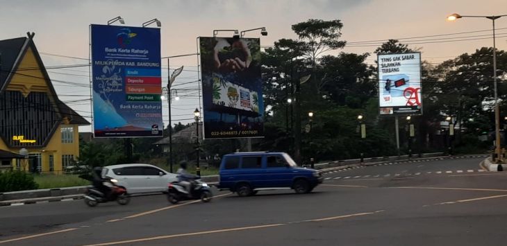 REKLAME : Sejumlah reklame terpasang di Jalan Al-Fathu Soreang Kabupaten Bandung. (foto : Fikriya Zulfah/Radar Bandung)