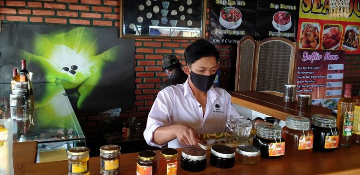 MENYAJIKAN : Pegawai Kedai Lebah tengah menyajikan aneka makanan dan minuman di Kedai Lebah. (Fikriya Zulfah/Radar Bandung)