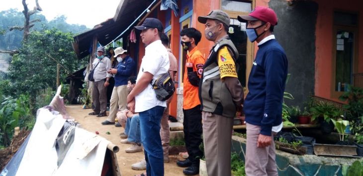 IDENTIFIKASI : Tim BPBD saat mengidentifikasi lokasi longsoran di Desa Mekarwangi, Rabu (24/2/2021) (foto : DEDEN KUSDINAR/RADAR BANDUNG)