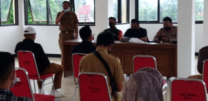 RAKOR : Jajaran Forkompimcam Ibun saat Gelar Rakor PPKM skala mikro , Selasa (9/2/2021) (foto : DEDEN KUSDINAR/RADAR BANDUNG)