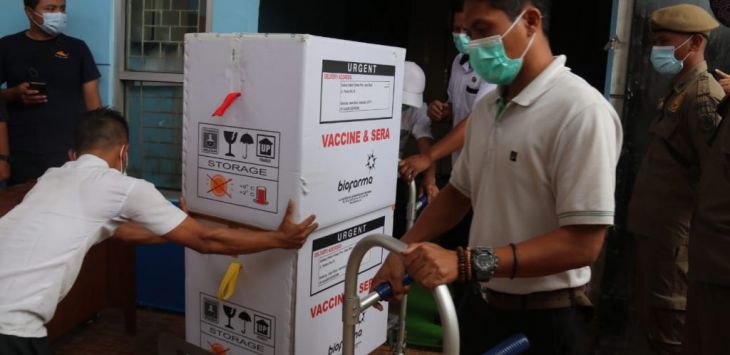 VAKSIN: Petugas menurunkan vaksin gelombang II di Kantor Dinkes Kabupaten Bogor, Rabu (24/2/2021) (foto : IST)
