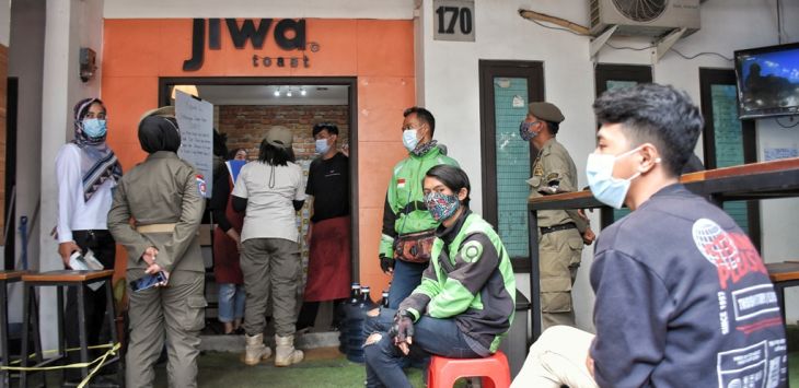 IMBAUAN: Petugas gabungan memberikan imbauan protokol kesehatan Covid-19 dan membagikan masker kepada warga saat operasi gabungan patroli pengawasan dan penegakan disiplin (Gakplin) protokol kesehatan Covid-19 di Antapani Kidul, Kecamatan Antapani, Kota Bandung, Rabu (10/2/2021) (foto : TAOFIK ACHMAD HIDAYAT/RADAR BANDUNG)