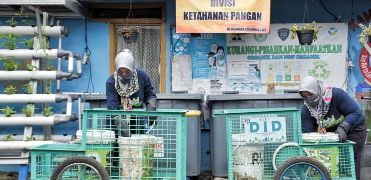 PENGOLAHAN SAMPAH: Warga membawa gerobak berisi sampah untuk diolah di Tempat Pengolahan Sampah Terpadu (TPST), Cihaurgeulis, Kota Bandung, Jumat (5/2/2021) (foto : TAOFIK ACHAMD HIDAYAT/RADAR BANDUNG)