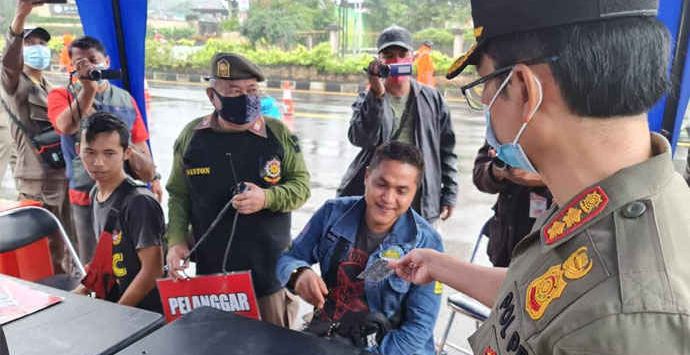 PEMERIKSAAN: Petuga sedang melakukan pemeriksaan kepada warga di Pos chek point rapid test antigen di Simpang Gadog (foto : IST)