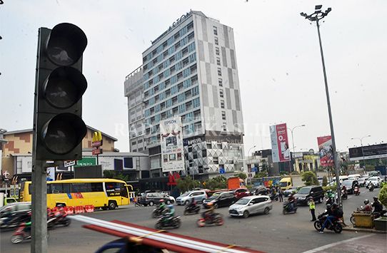 ILUSTRASI : Pengendara bermotor melintas di persimpangan Jalan Ahmad Yani, Bekasi Selatan, beberapa waktu lalu. Kota Bekasi belum memastikan penerapan tilang elektronik.(foto : RAIZA SEPTIANTO/RADAR BEKASI)