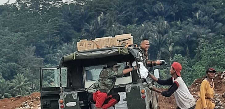 BERBAGI : Irfan Syamsoe bersama 15 relawan berbagi nasi bungkus dalam program 'Jumaah Barokah' yang diinisiasi Selangkah Berbagi. Di bulan Februari ini, pihaknya sudah membagikan hampir 500 boks yang dibagikan untuk masyarakat sekitar TPA Sarimukti, Rajamandala, KBB. (foto : IST)