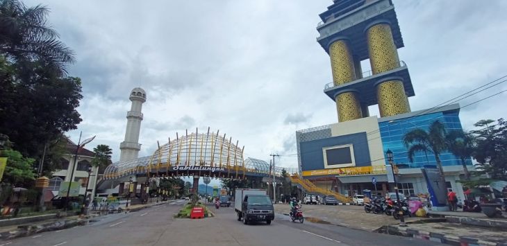 INFRASTRUKTUR : Munara Sabilulungan 99 yang ada di Jalan Al-Fathu Soreang menjadi proyek terakhir Bupati Kabupaten Bandung, Dadang M. Naser sebelum lengser. (Fikriya Zulfah/Radar Bandung)