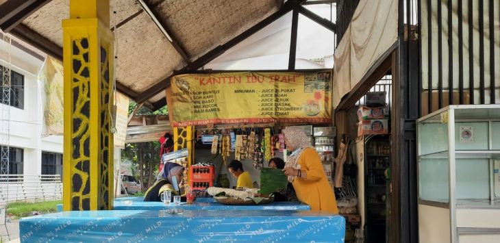 BERBINCANG : Sejumlah orang tengah berbincang di sebuah kios UMKM yang ada di Soreang Kabupaten Bandung. (foto: Fikriya Zulfah/Radar Bandung)