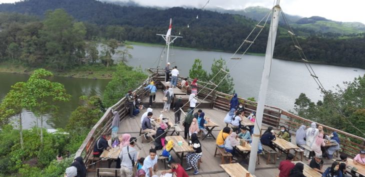 MENIKMATI : Sejumlah wisatawan saat tengah menikmati makanan yang disajikan di resto Kapal Pinisi Glamping Lakeside, Rancabali. (Fikriya Zulfah/Radar Bandung)