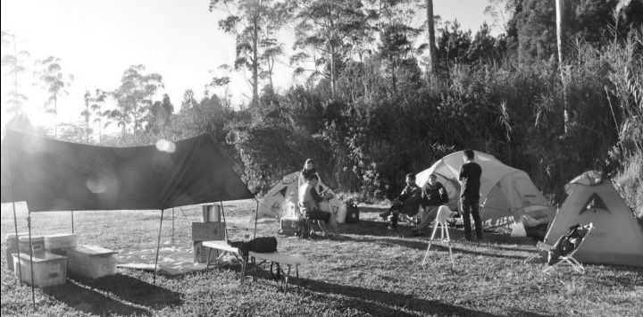 MENIKMATI : Sejumlah wisatawan tengah menikmati camping di objek wisata Rancaupas Rancabali (foto : Fikriya Zulfah/Radar Bandung)